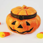 ハロウィンでお菓子を配る用に用意するのか理由がホラーすぎた